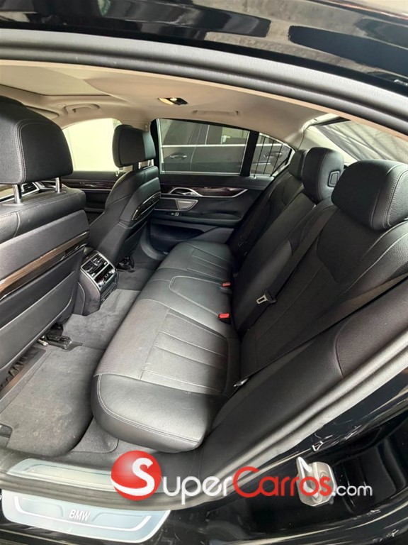 2017 BMW Serie 7 740i — foto 10 / 12